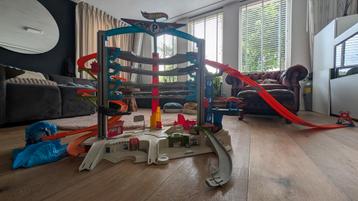 Hot Wheels ultimate garage incl Shark attack + drag race beschikbaar voor biedingen
