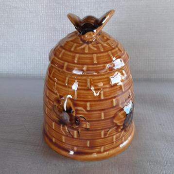 Leuke vintage honingpot in de vorm van een bijenkorf beschikbaar voor biedingen