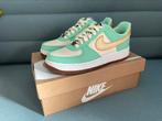 NIKE AIR FORCE 1 LOW '07 LX HAPPY PINEAPPLE GREEN GLOW sz8, Kleding | Dames, Schoenen, Ophalen of Verzenden, Zo goed als nieuw