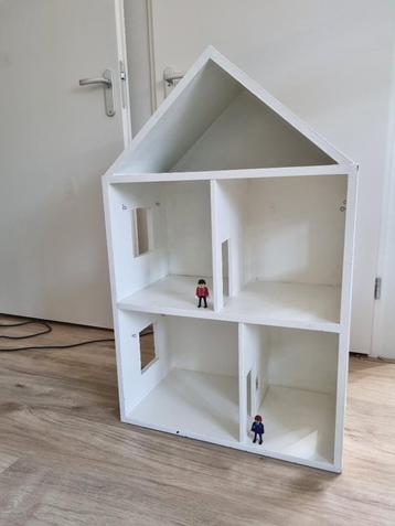 Groot wit houten poppenhuis beschikbaar voor biedingen