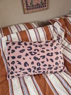 Roze Panterprint Kussen - Mooi Decoratief Kussen, Huis en Inrichting, Ophalen of Verzenden, Zo goed als nieuw, Roze, Rechthoekig