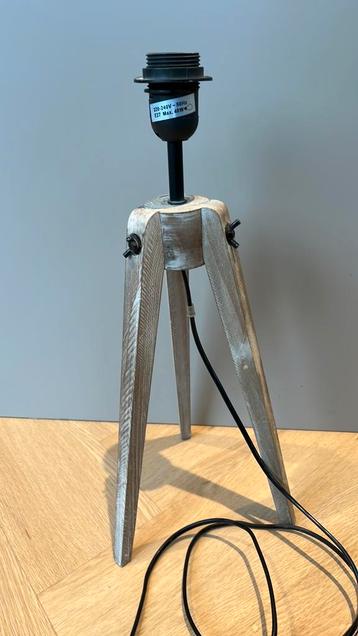 Lampvoet met fitting en schakelaar beschikbaar voor biedingen