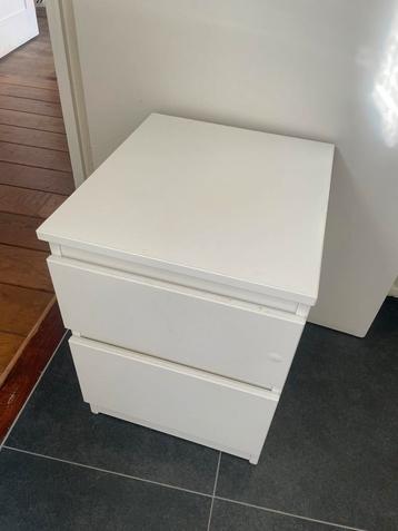 Wit nachtkastje (lijkt op ikea malm)