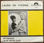 Single Laura en Yvonne – Op Hawaii / Lieve Witte Duif (1965), Verzenden, 7 inch, Single, Zo goed als nieuw