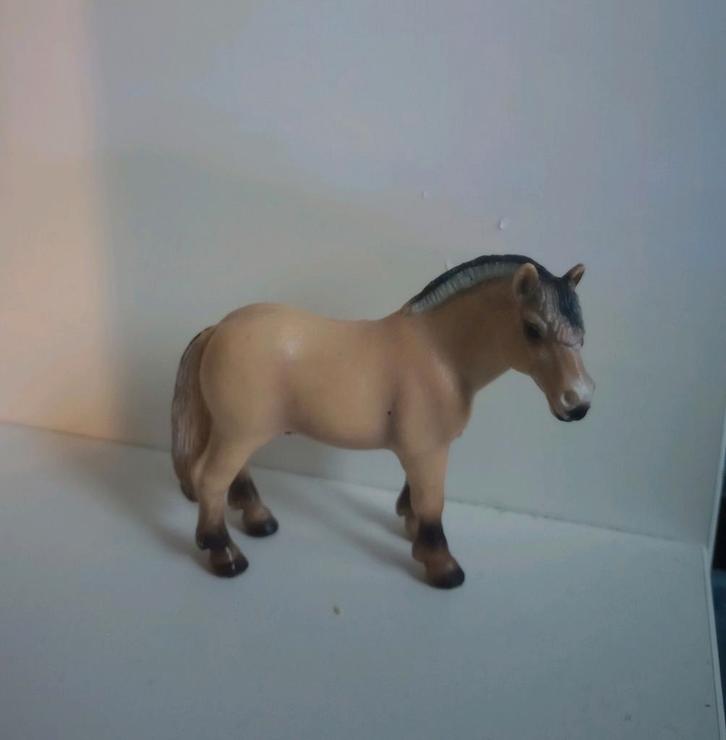 Schleich fjord ruin zonder aalstreep 13250, Verzamelen, Dierenverzamelingen, Zo goed als nieuw, Beeldje of Figuurtje, Paard, Ophalen of Verzenden