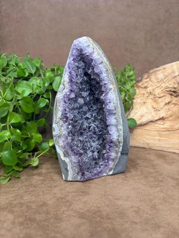 Amethist geode beschikbaar voor biedingen