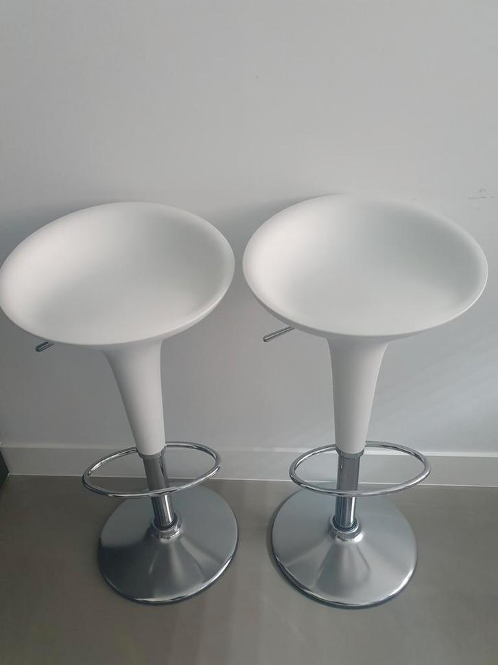 6 BOMBO design barkrukken van MAGIS (wit), Huis en Inrichting, Barkrukken, Zo goed als nieuw, 60 tot 90 cm, Kunststof, Metaal