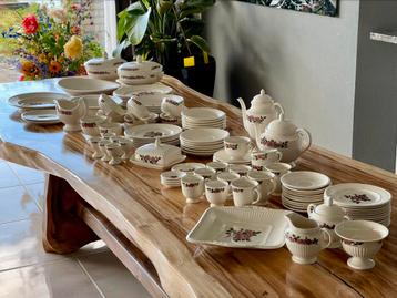 Zeer uitgebreid Wedgwood servies ‘Briar Rose’  beschikbaar voor biedingen