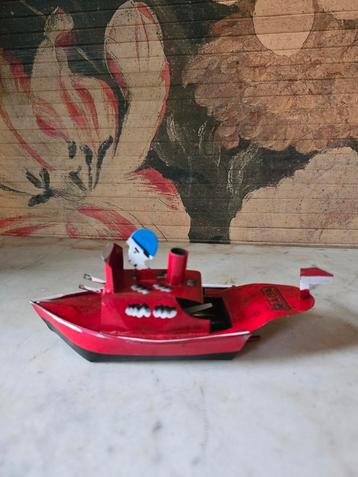 Oud rood blikken bootje stoombootje beschikbaar voor biedingen