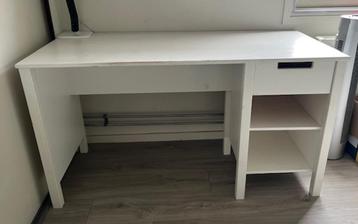 Wit houten bureau – 140 cm, met lade en planken beschikbaar voor biedingen
