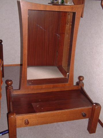 Oude vintage jaren 70 oude kaptafel met lade en spiegel beschikbaar voor biedingen