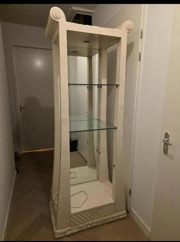 Mooie Vitrinekast met Glazen Planken beschikbaar voor biedingen