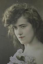 frankrijk 1904 portret meisje lang haar rose seringen, Verzenden, Voor 1920, Gelopen, Sterren en Beroemdheden