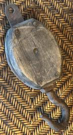 antieke grote houten katrol, ook wel een blok genoemd, Ophalen