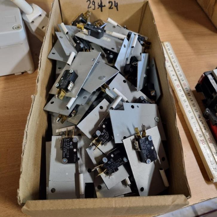 53 STUKS MICROSCHAKELAARS MET BEVESTIGINGSPLAAT, Hobby en Vrije tijd, Elektronica-componenten, Nieuw, Ophalen of Verzenden