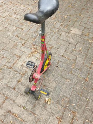 Een wiel fiets beschikbaar voor biedingen