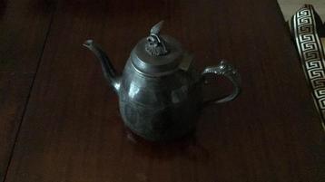 Oude theepot beschikbaar voor biedingen