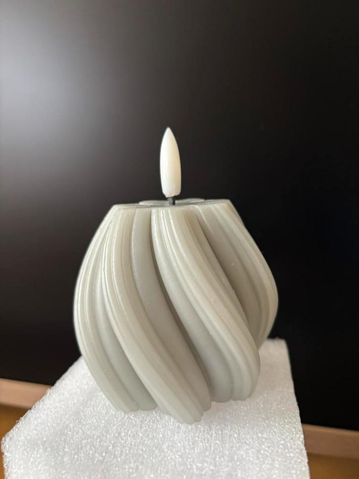 Juno fire de Twist kaars S olijf groen AB met timer - nieuw!, Huis en Inrichting, Woonaccessoires | Kandelaars en Kaarsen, Nieuw