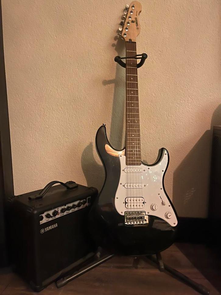 Yamaha elektrische gitaar set, Muziek en Instrumenten, Snaarinstrumenten | Gitaren | Elektrisch, Zo goed als nieuw, Solid body