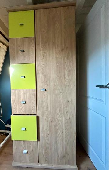 Kledingkast en bureau