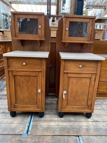Twee vintage kastjes nachtkastjes met marmer en opzetkastje beschikbaar voor biedingen