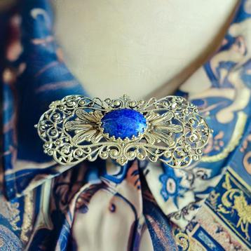 Broche na klassiek voorbeeld, filligrain met blauwe steen beschikbaar voor biedingen