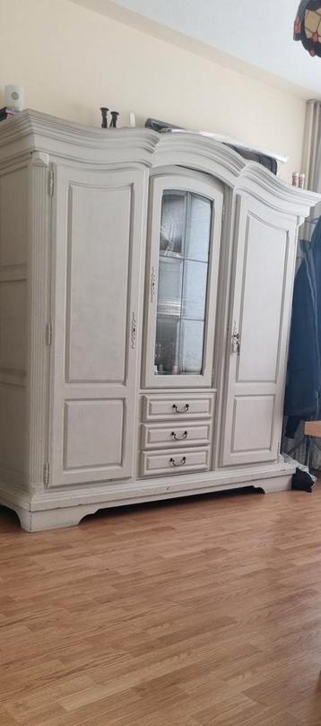 Brokante kast beschikbaar voor biedingen