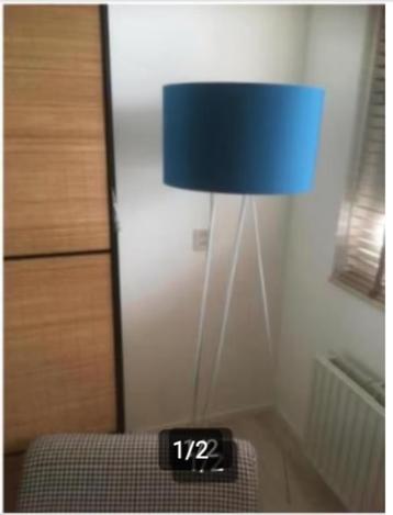 Staande lamp op driepoot met mooie turquoise kap