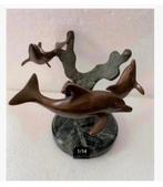 Design object bronzen dolfijnen op edelsteen Serpentijn voet, Ophalen of Verzenden