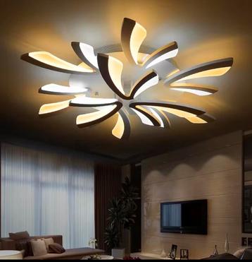 Nieuwe moderne acryl lamp in doos beschikbaar voor biedingen