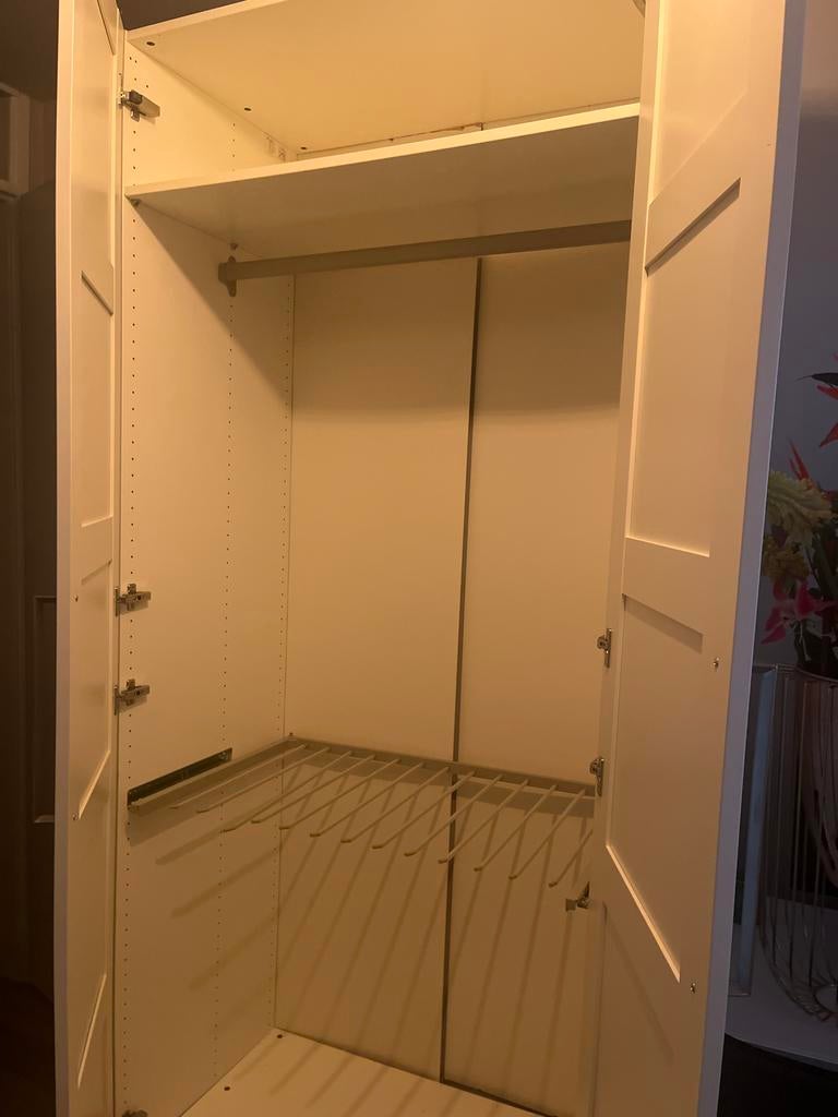 Witte Ikea kast met broekenrek en stang, Met plank(en), Kunststof, Zo goed als nieuw, 150 tot 200 cm