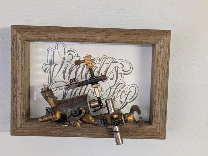 Stoere unieke echte vintage stijl tattoo machine, Huis en Inrichting, Woonaccessoires | Lijsten, Minder dan 50 cm, Minder dan 50 cm