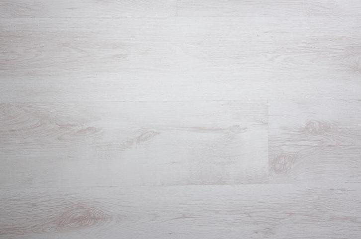 Te koop restpartij wit eiken laminaat 45m2, Huis en Inrichting, Stoffering | Vloerbedekking, Nieuw, Laminaat, Wit, Grijs, 25 tot 50 m²