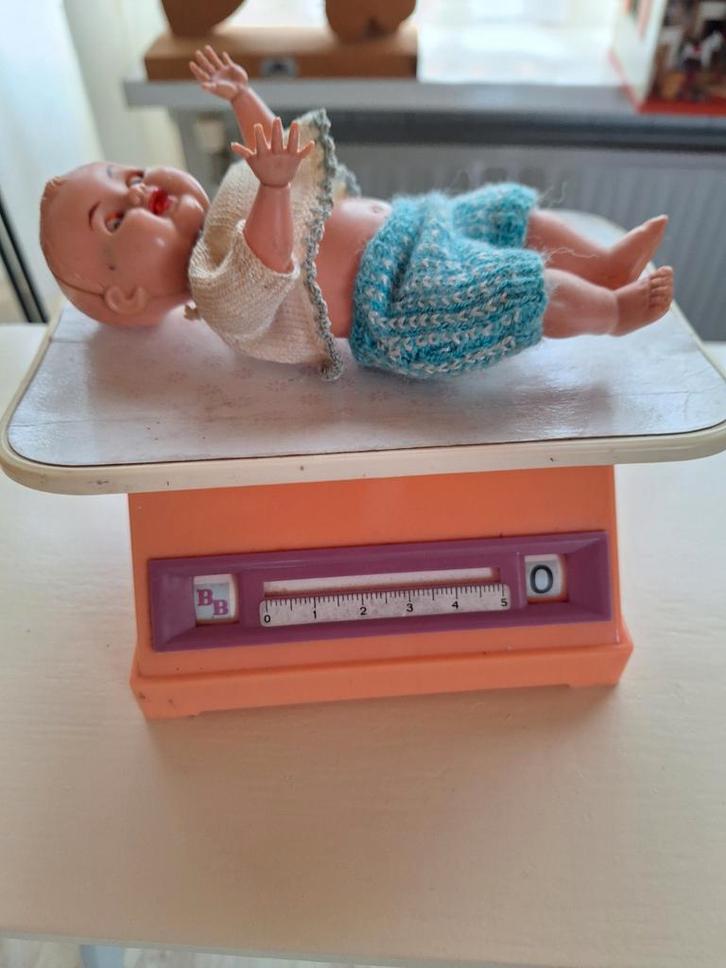 Vintage Poppenweegschaal met Popje, Kinderen en Baby's, Speelgoed | Poppen, Gebruikt, Babypop, Ophalen