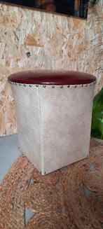 Vintage ronde poef krukje, voetenbankje bijzettafeltje, skai, Overige materialen, Minder dan 50 cm, Gebruikt, Vintage