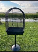 Vogelkooi ‘Beeztees- Big Lucie’ zwart met standaard 54x34x75, Ophalen, Zo goed als nieuw, Metaal, Vogelkooi