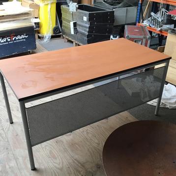 Bureau of werktafel beschikbaar voor biedingen