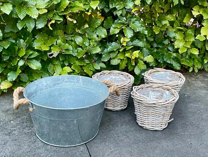 Set van bloempotten en zinken emmer, Tuin en Terras, Bloembakken en Plantenbakken, Gebruikt, Metaal, Binnen, Minder dan 30 cm