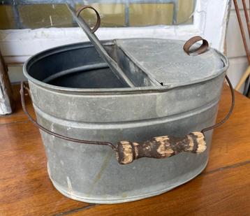 Zinken aas emmer met houten handvat beschikbaar voor biedingen