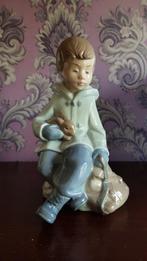 Nao by Lladro porseleinen beeldje jongen met konijn, Antiek en Kunst, Ophalen of Verzenden