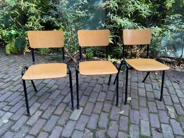 3 Schoolstoelen, stapelstoelen metaal hout beschikbaar voor biedingen