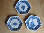 3 Kleine bordjes zeshoekig Makkum 748, Antiek en Kunst, Verzenden