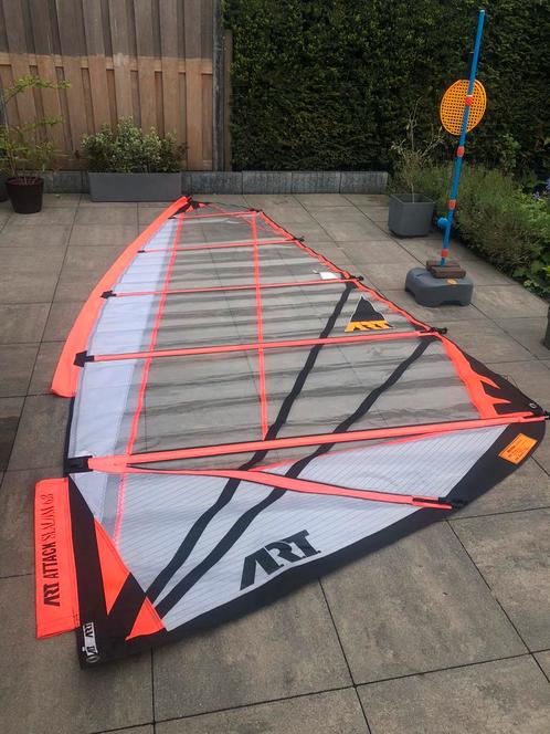 Prachtig ART Slalom surfzeil 6,8 m2, Watersport en Boten, Windsurfen, Zo goed als nieuw, Zeil, 300 cm of meer, Met draagtas, 5 tot 7 m²