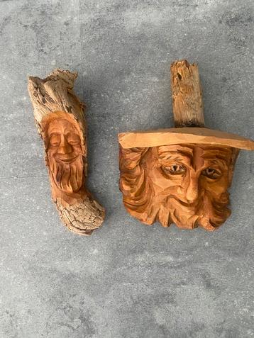 Gezichtjes uit hout gesneden beschikbaar voor biedingen