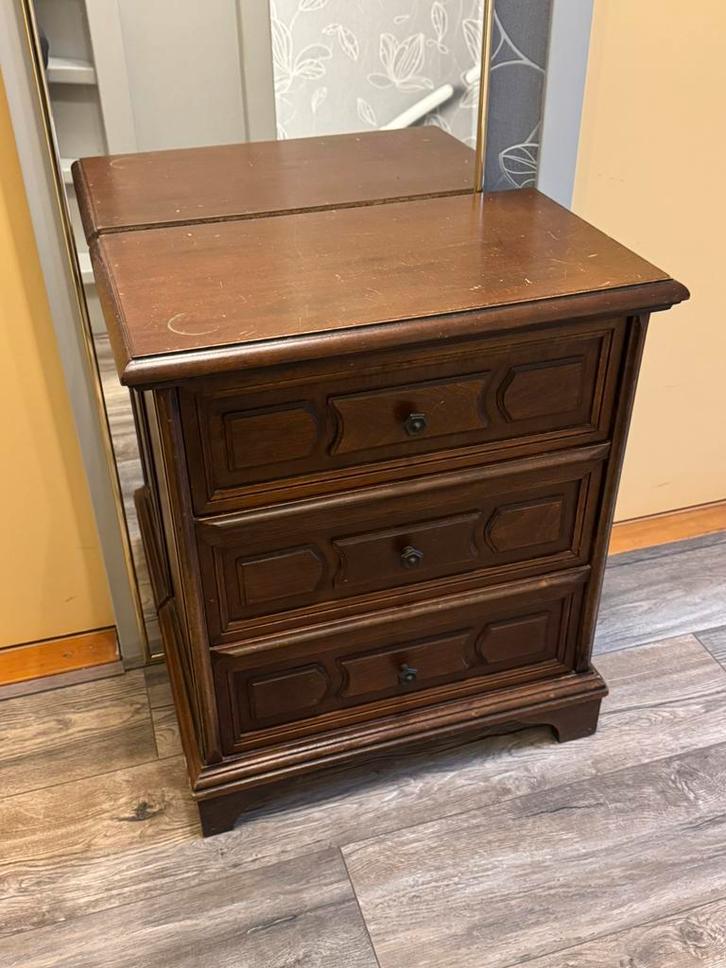 Vintage - Massief houten nachtkastje met 3 lades, Huis en Inrichting, Kasten | Ladekasten, Zo goed als nieuw, Minder dan 100 cm