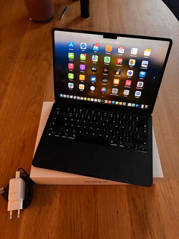 MacBook Air m2 - Zo goed als nieuw! beschikbaar voor biedingen