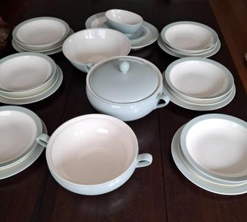 Servies pastelblauw en wit  P. Regout & Co. beschikbaar voor biedingen
