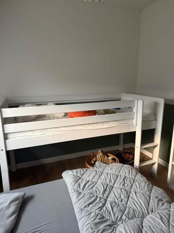 Wit half hoogslaper kinderkamer beschikbaar voor biedingen