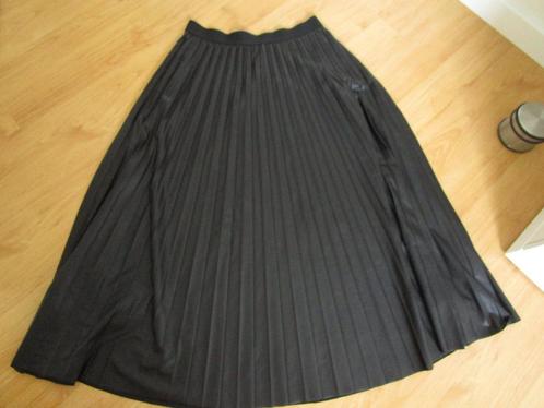 Garcia - zwarte plooirok maat M, Kleding | Dames, Rokken, Zo goed als nieuw, Maat 38/40 (M), Zwart, Onder de knie, Ophalen of Verzenden