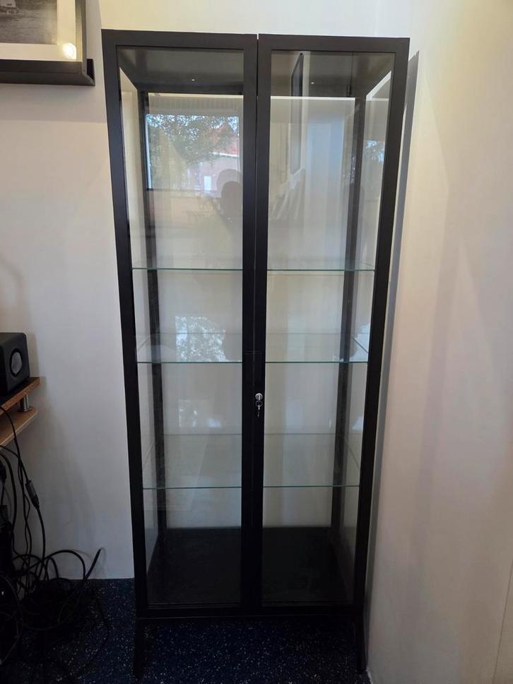 Ikea Milsbo Vitrinekast - Antraciet, Huis en Inrichting, Kasten | Vitrinekasten, Zo goed als nieuw, 150 tot 200 cm, 50 tot 100 cm